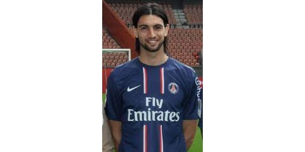 Nosił koszulkę Paris Saint-Germain nr 10 Javier Pastore